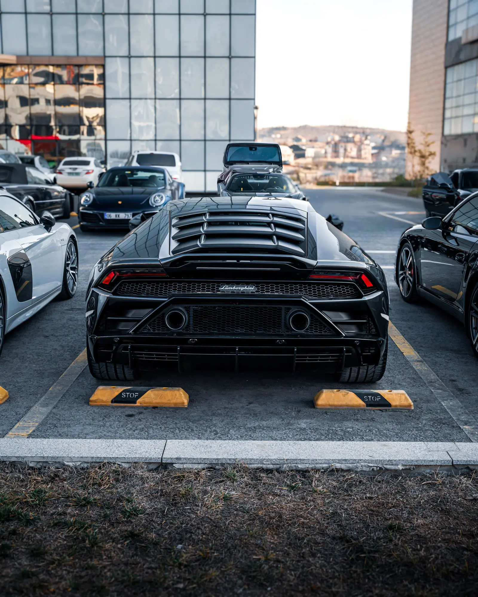 Lamborghini Huracán negro aparcado en un entorno urbano moderno