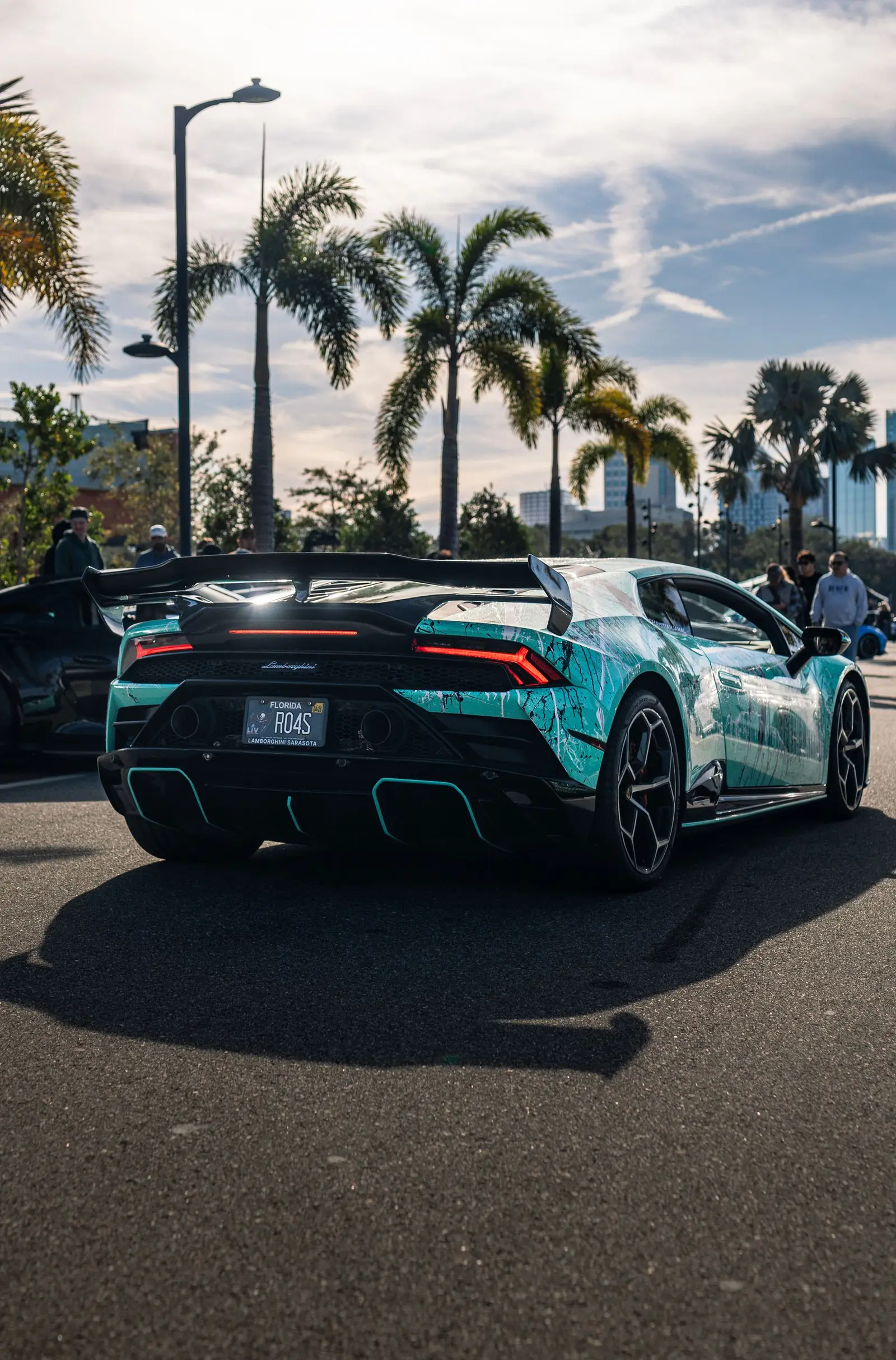 Lamborghini Huracán con alerón aparcado bajo unas palmeras