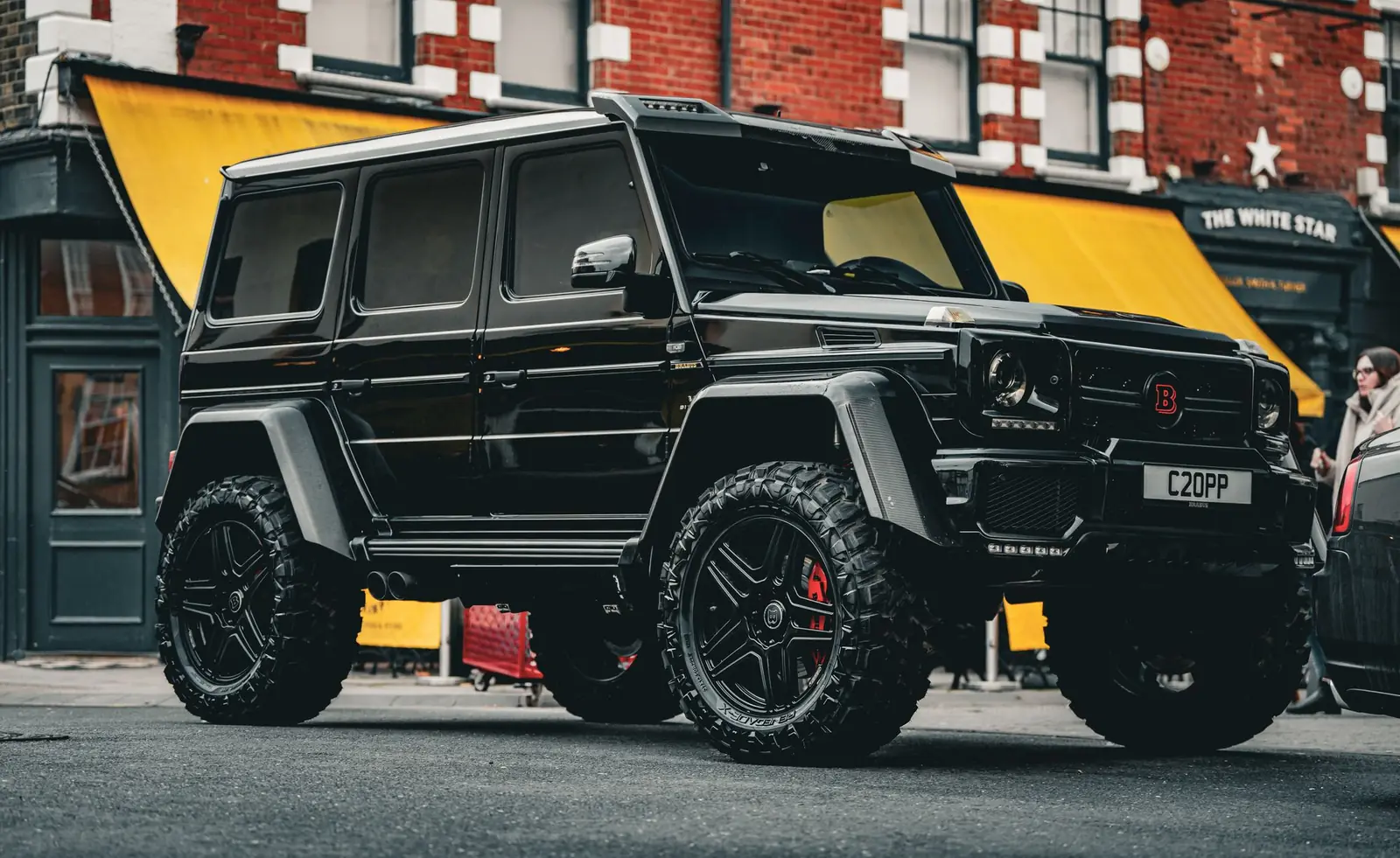 Mercedes-Benz Clase G Brabus negro aparcado en una calle