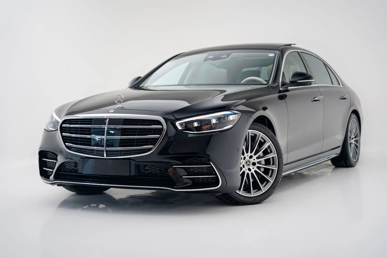 Mercedes-Benz Clase S negro sobre fondo blanco