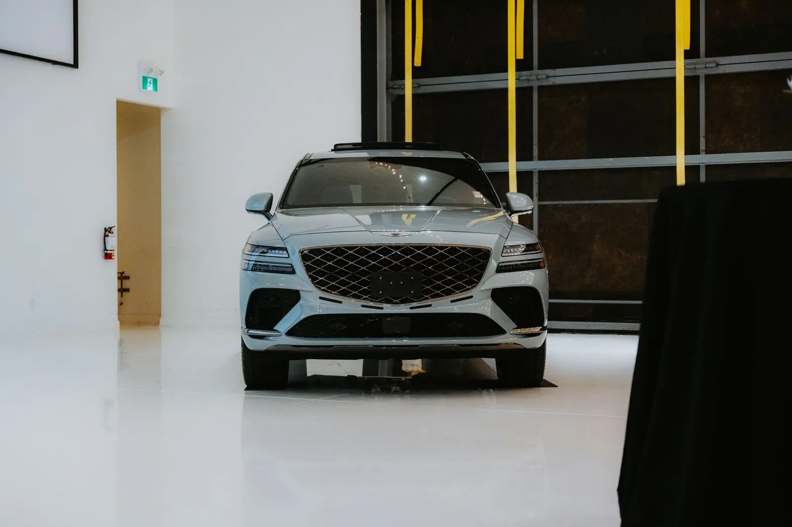 SUV de lujo expuesto en un showroom minimalista