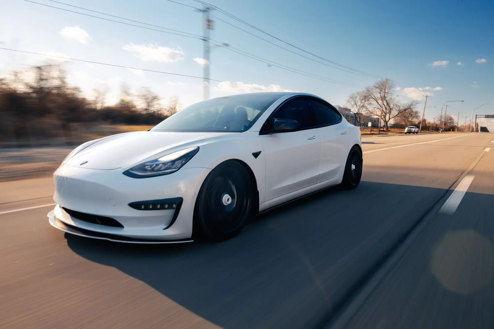 Tesla blanco circulando por una autovía