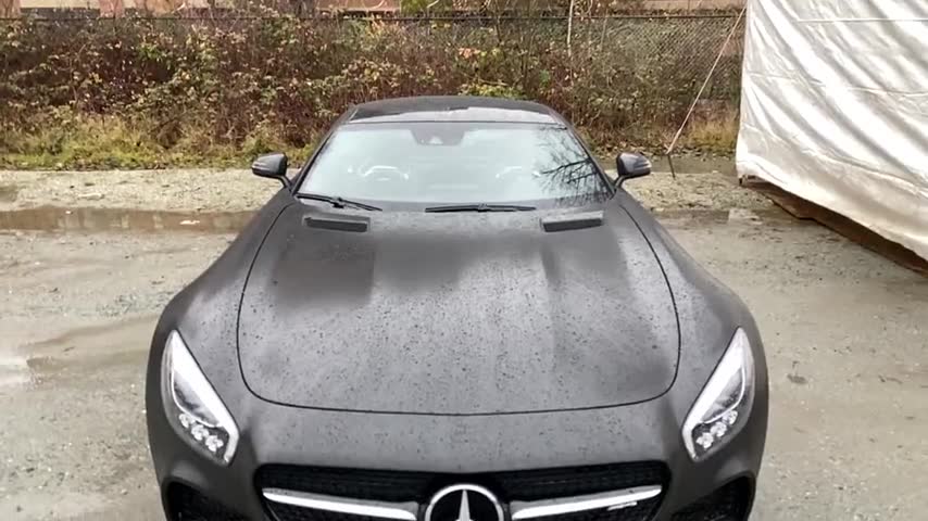 Mercedes-AMG negro, vista frontal (vídeo)