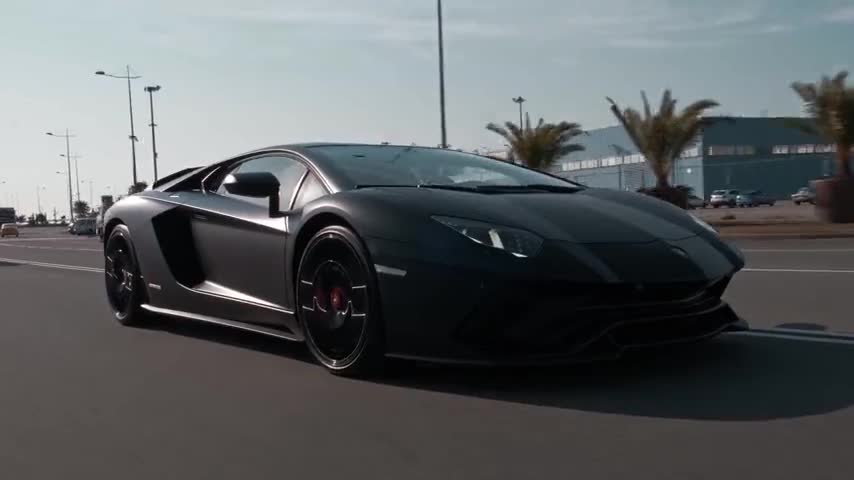 Lamborghini Aventador negro pasando de lado (vídeo)