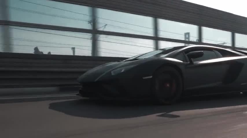 Lamborghini Aventador negro en autopista (vídeo)
