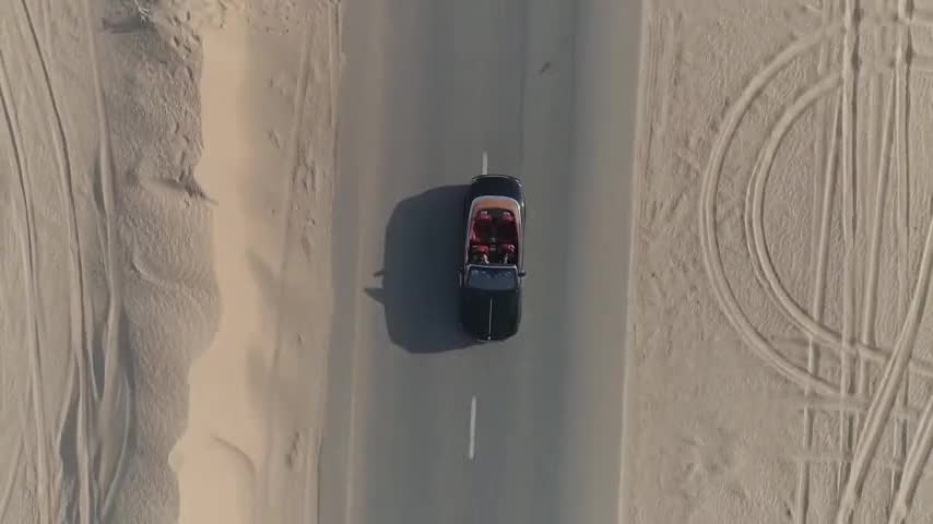 Rolls-Royce descapotable negro visto desde el aire (vídeo)